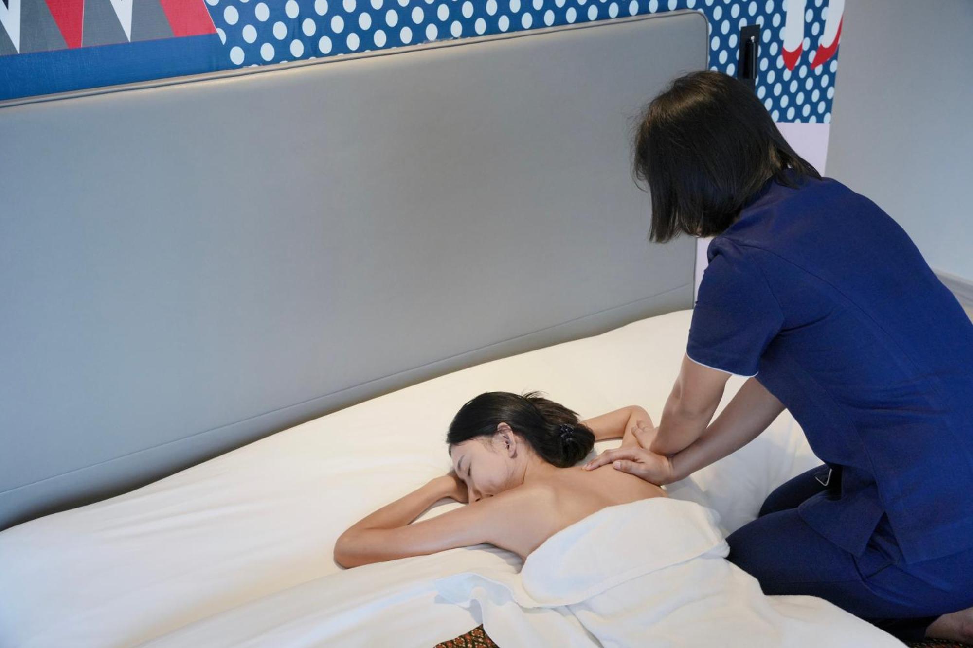 Oakwood Studios Sukhumvit Bangkok Zewnętrze zdjęcie A massage therapist working on a client